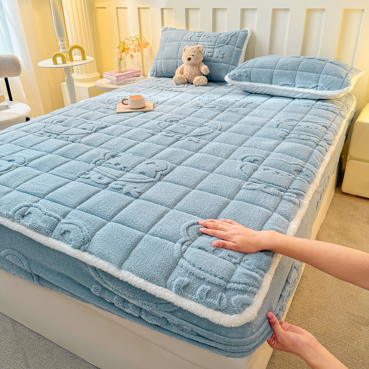 91家纺网 家纺一手货源 找家纺 予梦家纺 2025新款塔芙绒夹棉床笠单床笠 萌萌熊 苍蓝