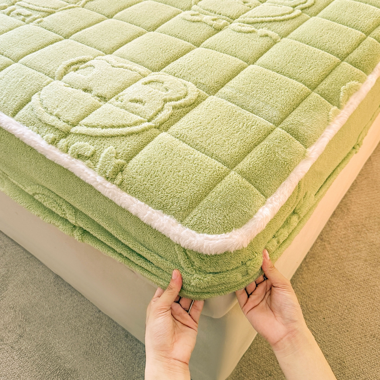 91家纺网 家纺一手货源 找家纺 予梦家纺 2025新款塔芙绒夹棉床笠单床笠 萌萌熊 果绿