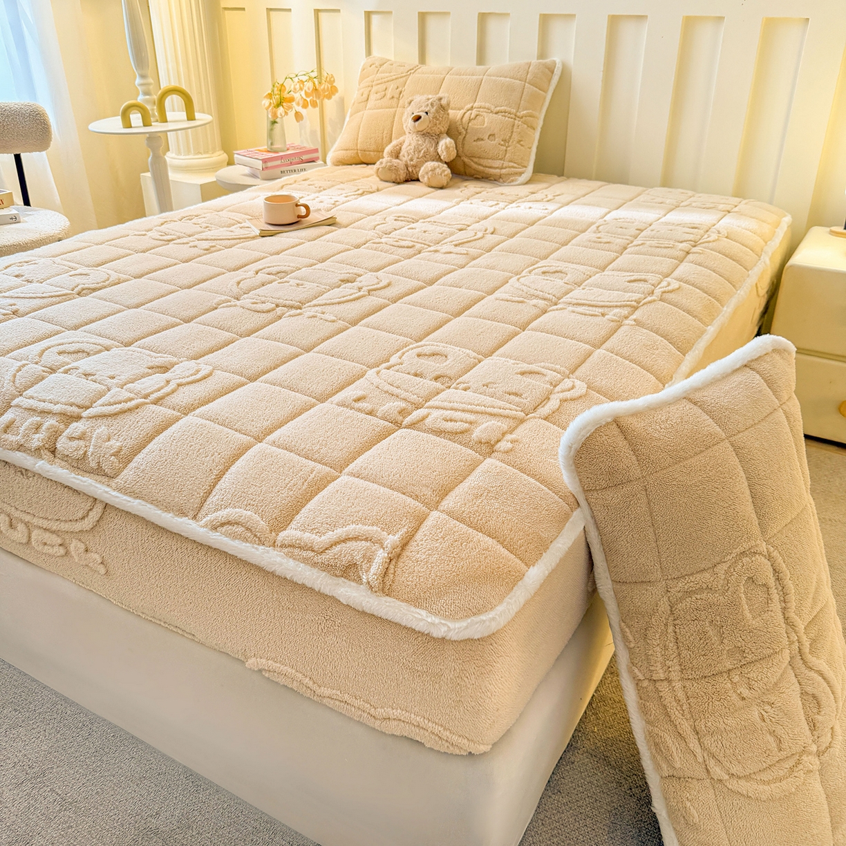 91家纺网 家纺一手货源 找家纺 予梦家纺 2025新款塔芙绒夹棉床笠单床笠 萌萌熊 卡其