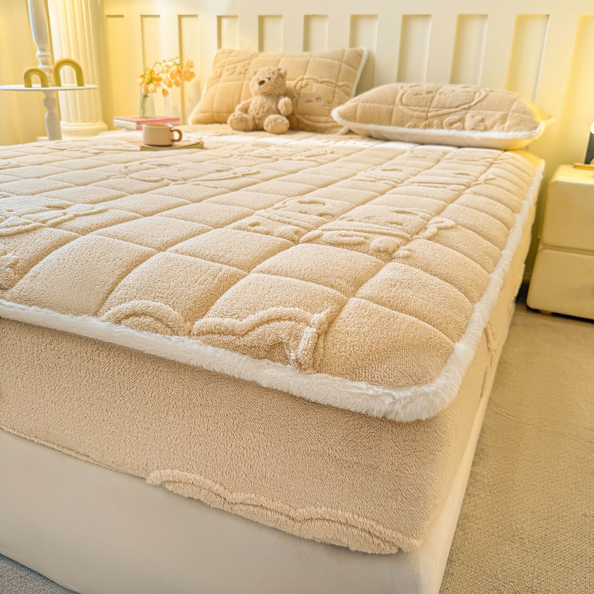 91家纺网 家纺一手货源 找家纺 予梦家纺 2025新款塔芙绒夹棉床笠单床笠 萌萌熊 卡其