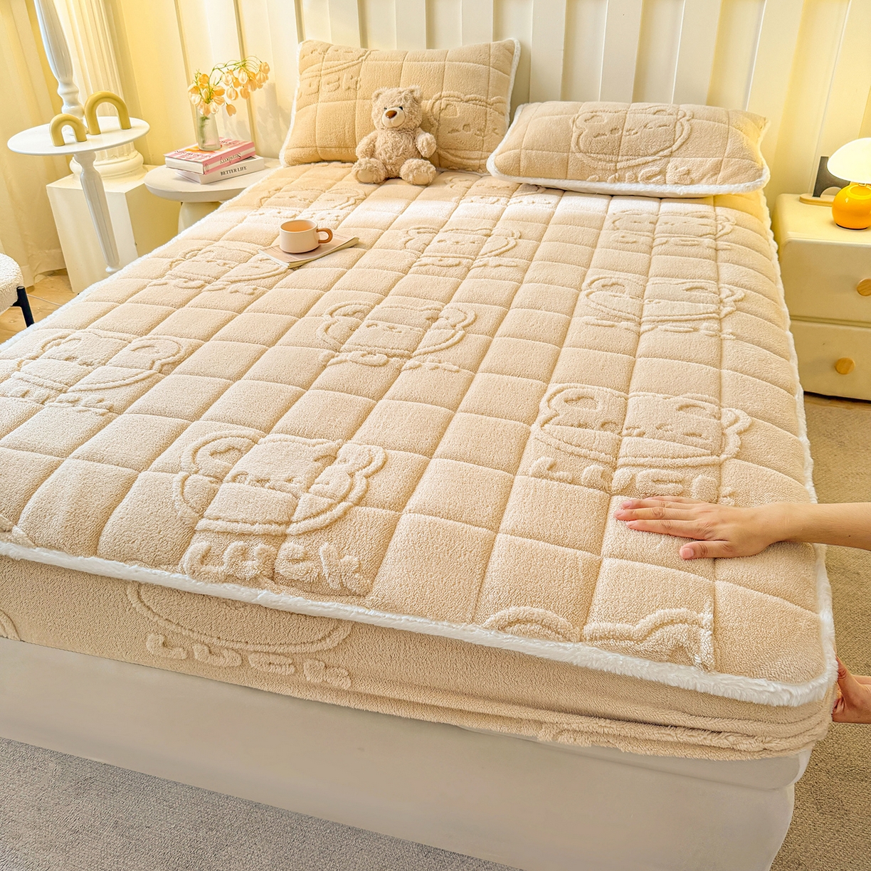 91家纺网 家纺一手货源 找家纺 予梦家纺 2025新款塔芙绒夹棉床笠单床笠 萌萌熊 卡其