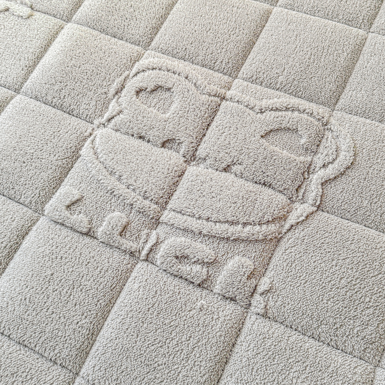 91家纺网 家纺一手货源 找家纺 予梦家纺 2025新款塔芙绒夹棉床笠单床笠 萌萌熊 星灰