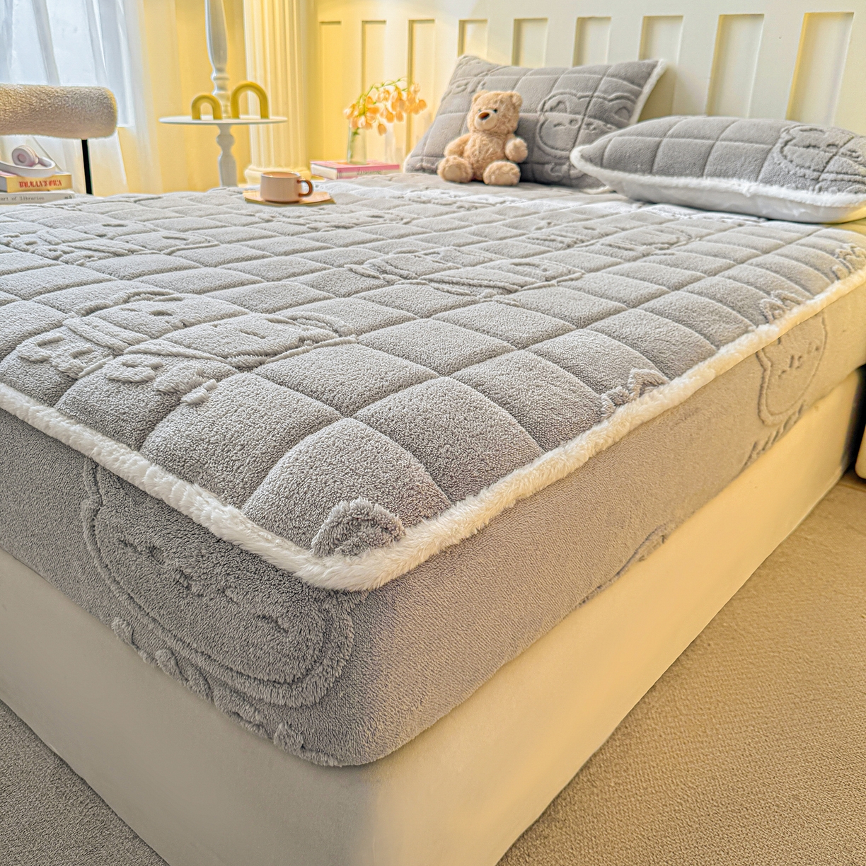 91家纺网 家纺一手货源 找家纺 予梦家纺 2025新款塔芙绒夹棉床笠单床笠 萌萌熊 星灰