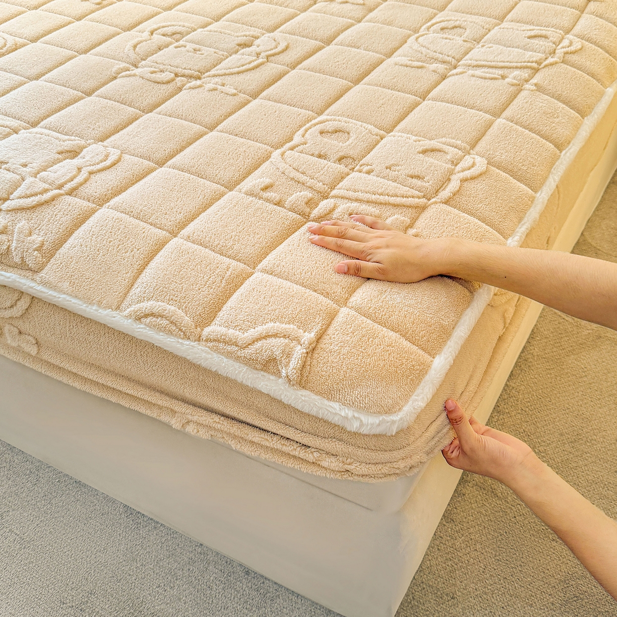 91家纺网 家纺一手货源 找家纺 予梦家纺 2025新款塔芙绒夹棉床笠单床笠 萌萌熊 卡其