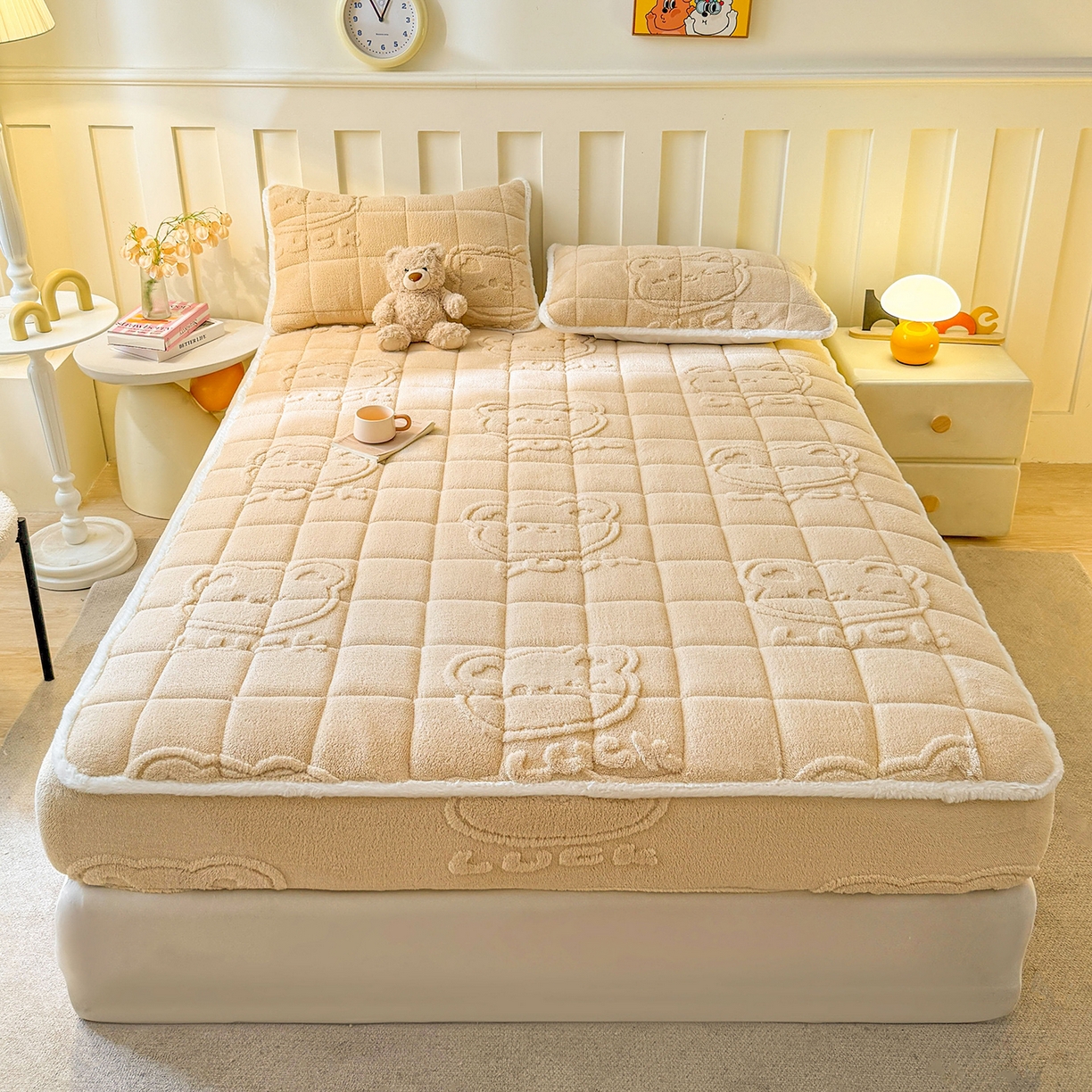 91家纺网 家纺一手货源 找家纺 予梦家纺 2025新款塔芙绒夹棉床笠单床笠 萌萌熊 卡其