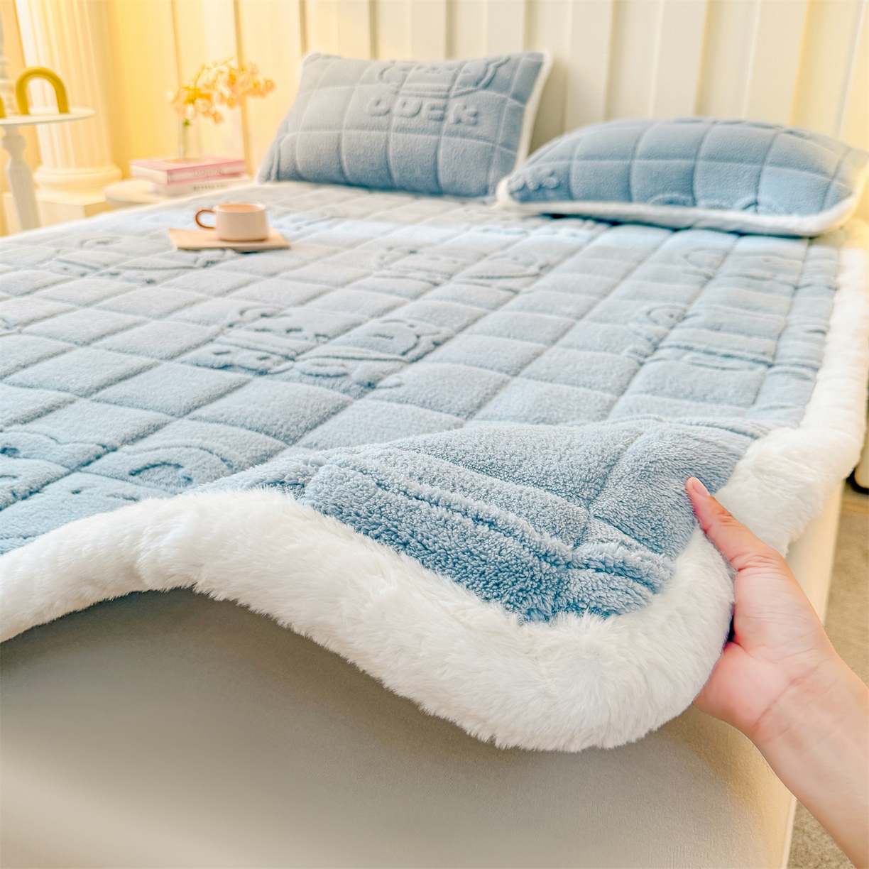 91家纺网 家纺一手货源 找家纺 予梦家纺 2025新款塔芙绒床护垫床垫保护套 萌萌熊 苍蓝