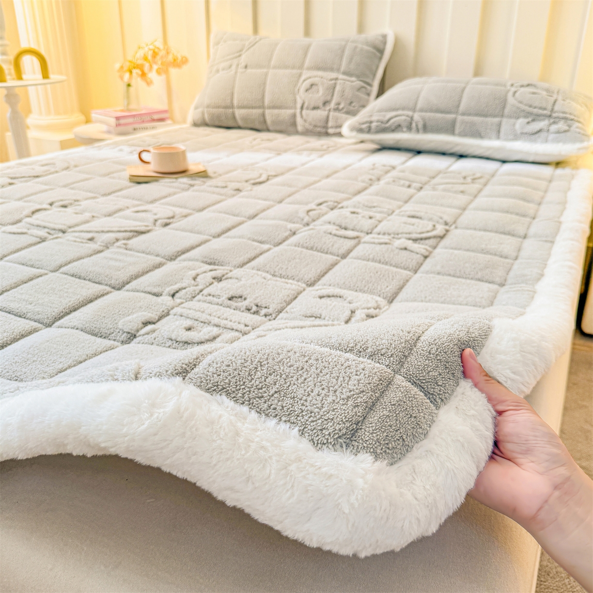 91家纺网 家纺一手货源 找家纺 予梦家纺 2025新款塔芙绒床护垫床垫保护套 萌萌熊 星灰