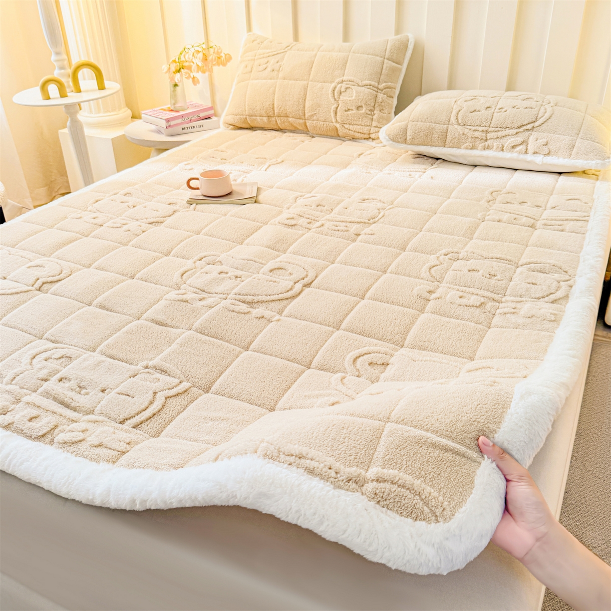 91家纺网 家纺一手货源 找家纺 予梦家纺 2025新款塔芙绒床护垫床垫保护套 萌萌熊 卡其