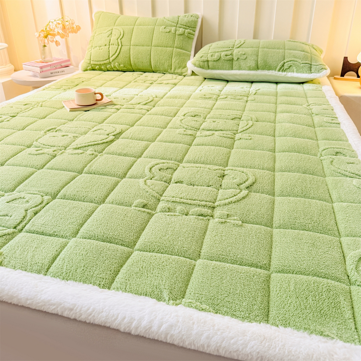 91家纺网 家纺一手货源 找家纺 予梦家纺 2025新款塔芙绒床护垫床垫保护套 萌萌熊 果绿