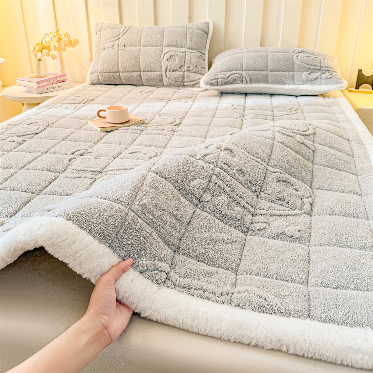 91家纺网 家纺一手货源 找家纺 予梦家纺 2025新款塔芙绒床护垫床垫保护套 萌萌熊 星灰