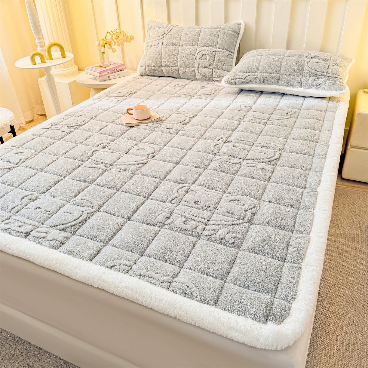 91家纺网 家纺一手货源 找家纺 予梦家纺 2025新款塔芙绒床护垫床垫保护套 萌萌熊 星灰