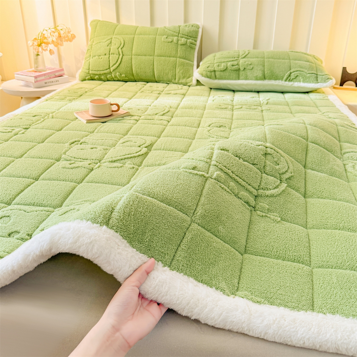 91家纺网 家纺一手货源 找家纺 予梦家纺 2025新款塔芙绒床护垫床垫保护套 萌萌熊 果绿