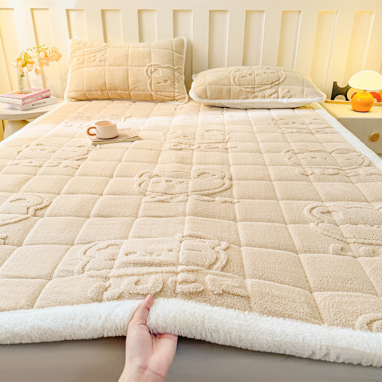 91家纺网 家纺一手货源 找家纺 予梦家纺 2025新款塔芙绒床护垫床垫保护套 萌萌熊 卡其