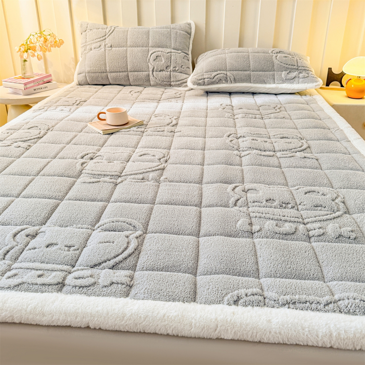 91家纺网 家纺一手货源 找家纺 予梦家纺 2025新款塔芙绒床护垫床垫保护套 萌萌熊 星灰