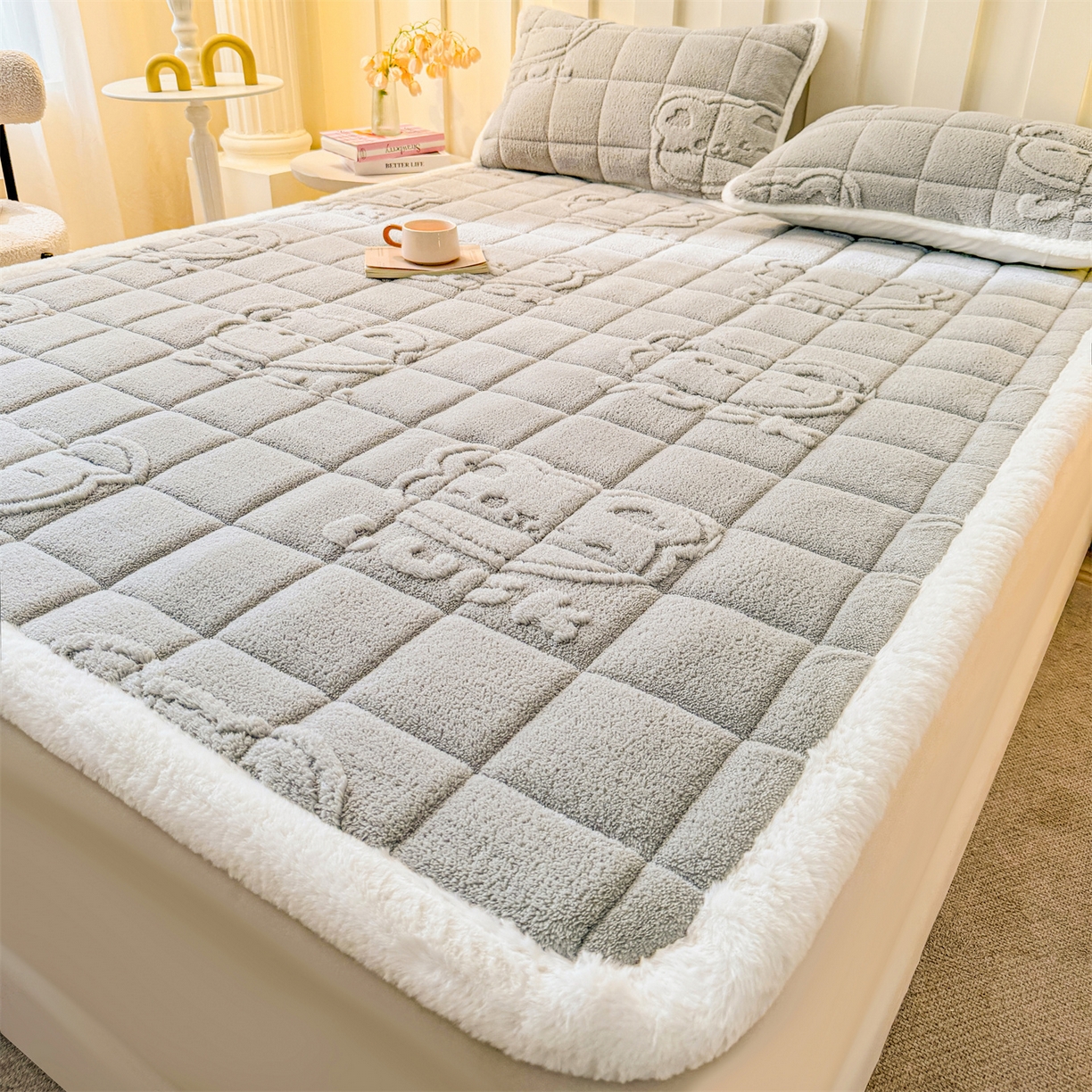 91家纺网 家纺一手货源 找家纺 予梦家纺 2025新款塔芙绒床护垫床垫保护套 萌萌熊 星灰