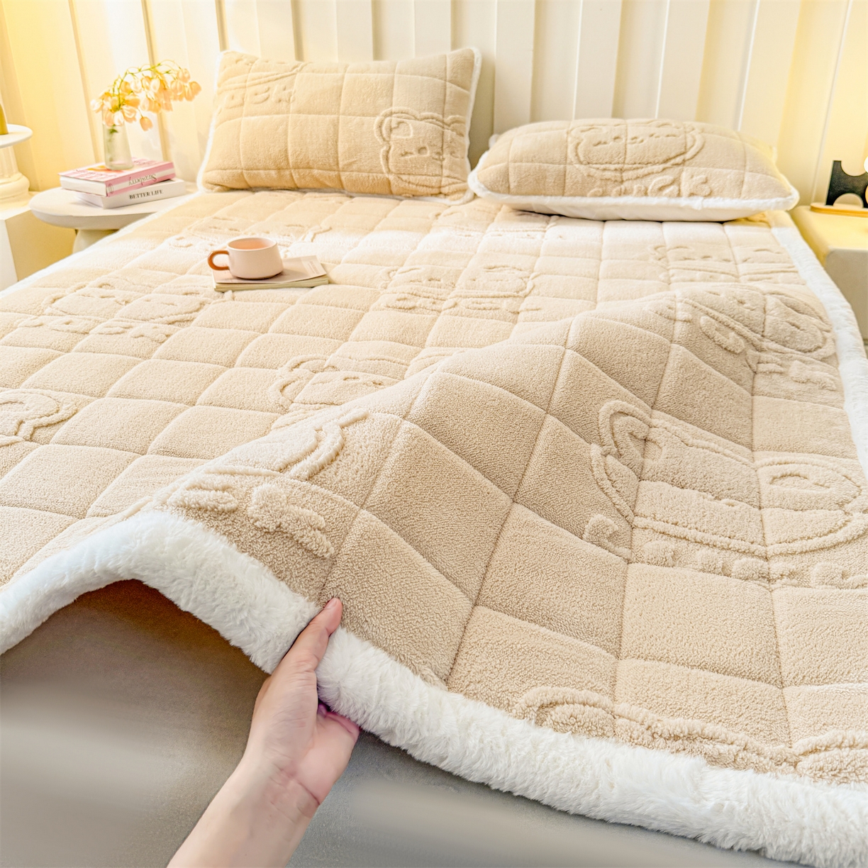 91家纺网 家纺一手货源 找家纺 予梦家纺 2025新款塔芙绒床护垫床垫保护套 萌萌熊 卡其