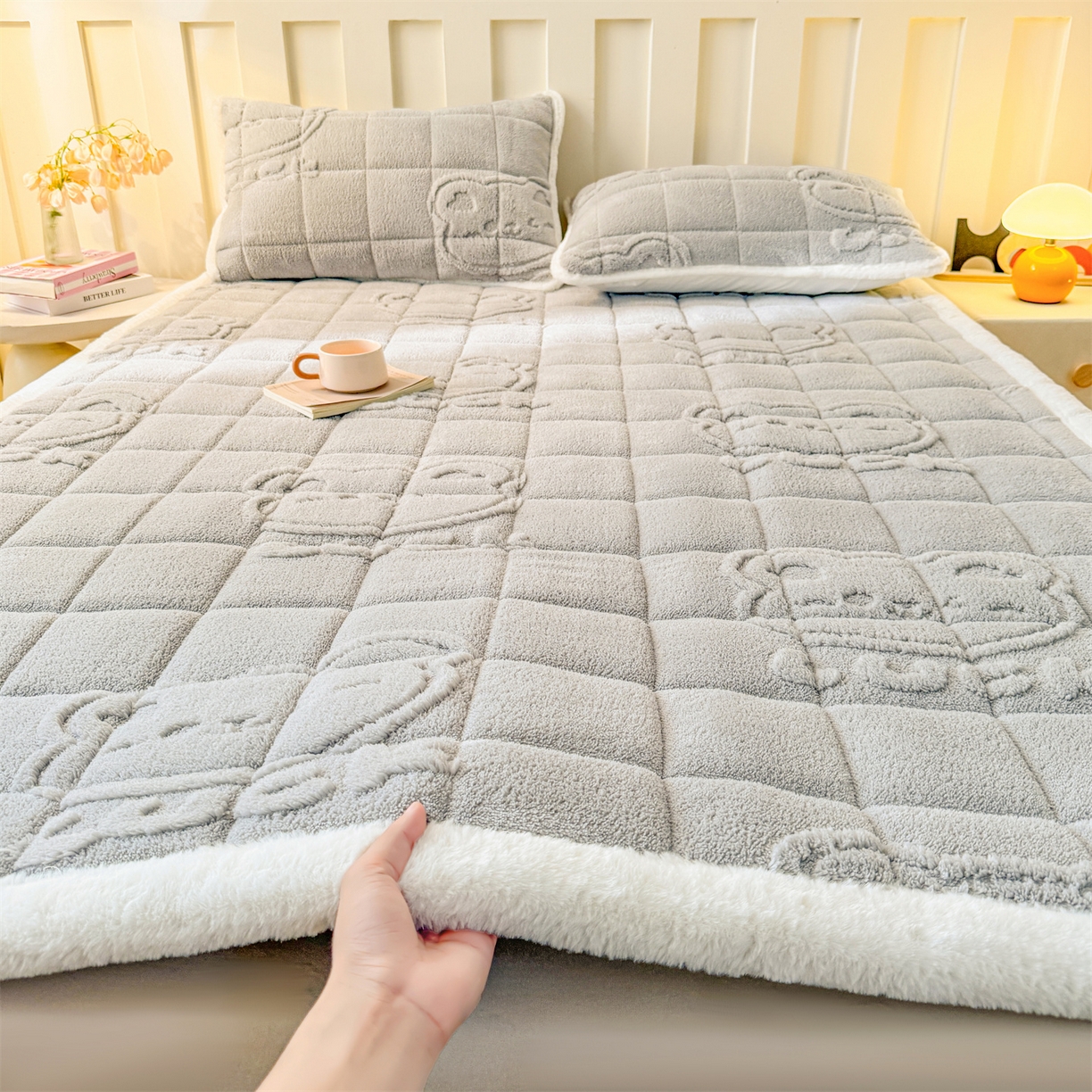 91家纺网 家纺一手货源 找家纺 予梦家纺 2025新款塔芙绒床护垫床垫保护套 萌萌熊 星灰