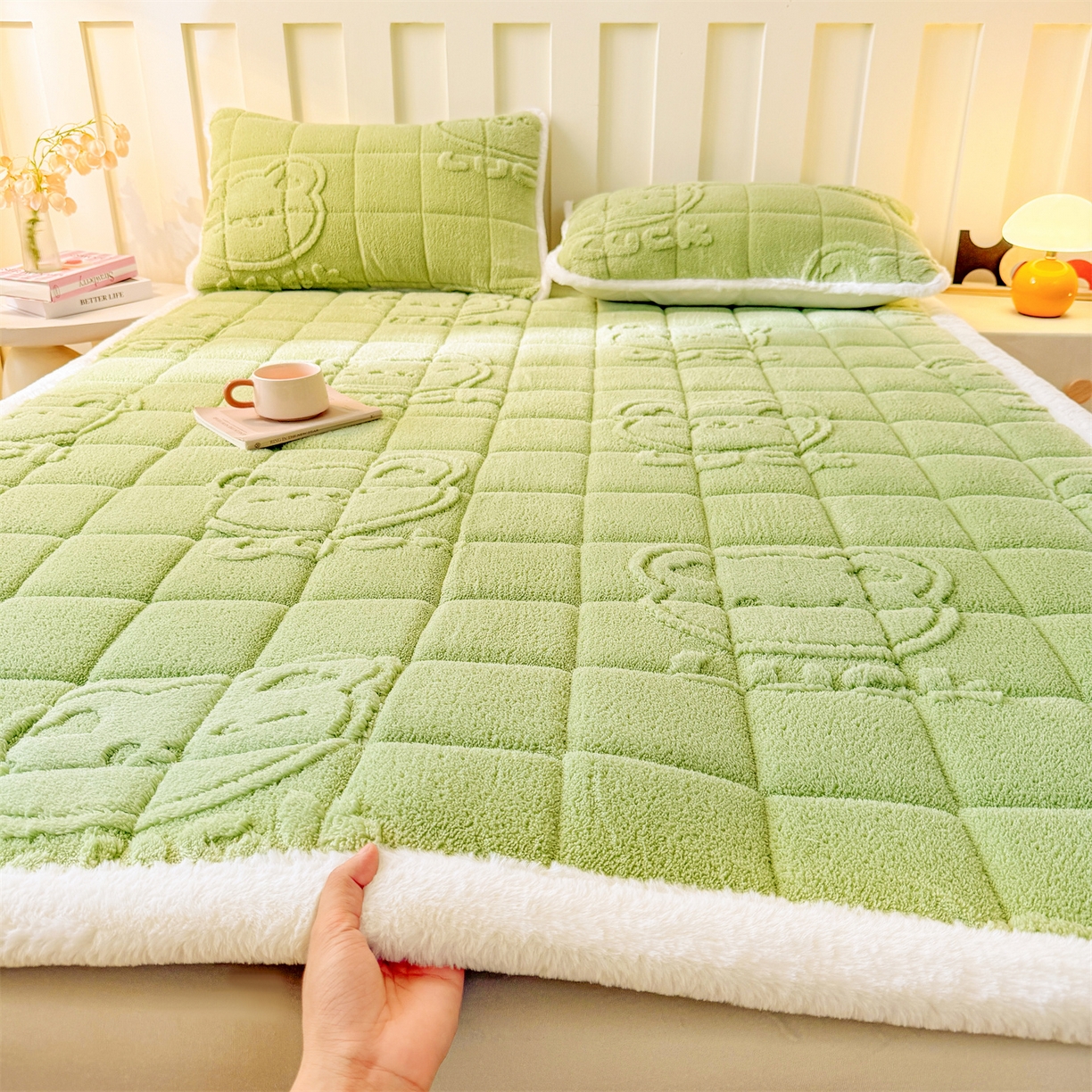 91家纺网 家纺一手货源 找家纺 予梦家纺 2025新款塔芙绒床护垫床垫保护套 萌萌熊 果绿