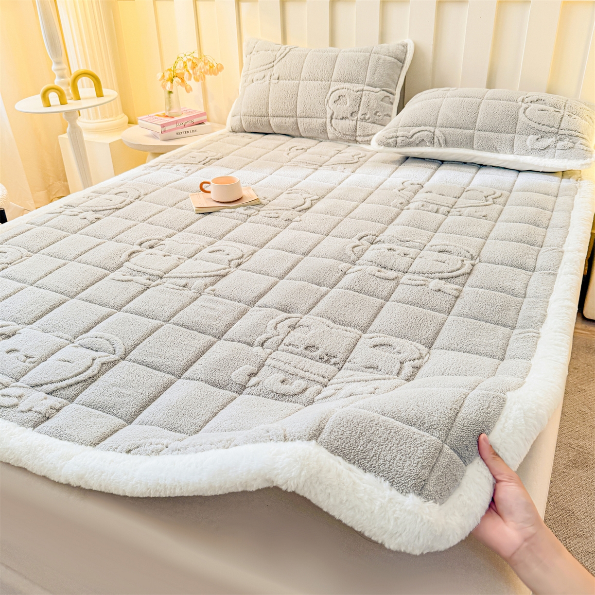 91家纺网 家纺一手货源 找家纺 予梦家纺 2025新款塔芙绒床护垫床垫保护套 萌萌熊 星灰