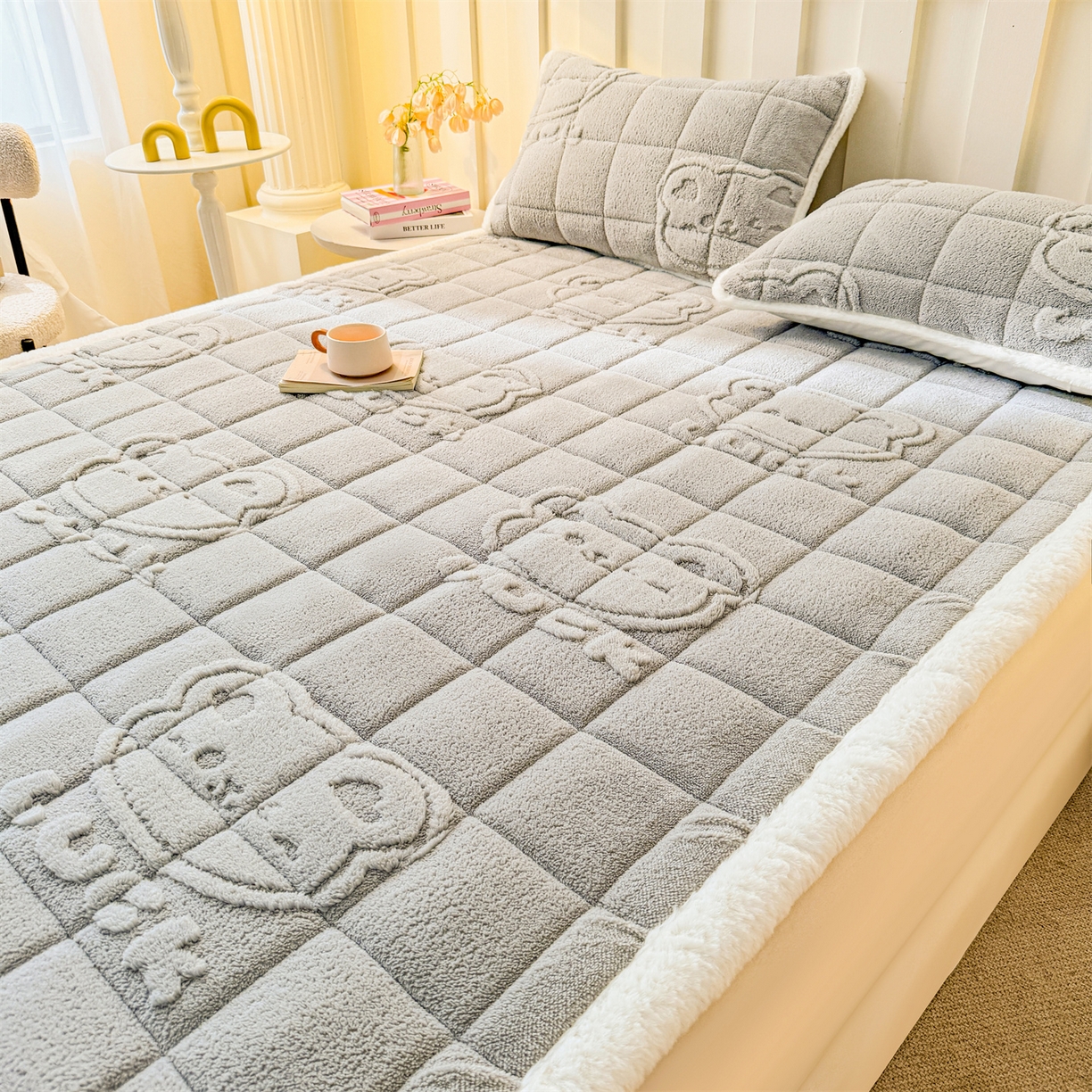 91家纺网 家纺一手货源 找家纺 予梦家纺 2025新款塔芙绒床护垫床垫保护套 萌萌熊 星灰