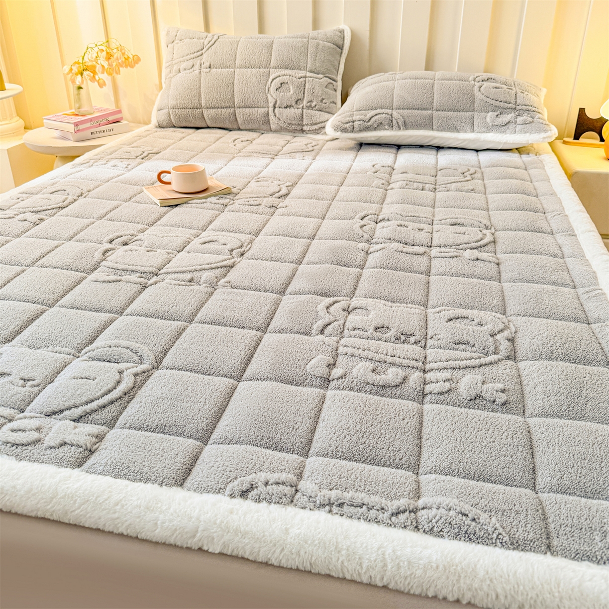 91家纺网 家纺一手货源 找家纺 予梦家纺 2025新款塔芙绒床护垫床垫保护套 萌萌熊 星灰