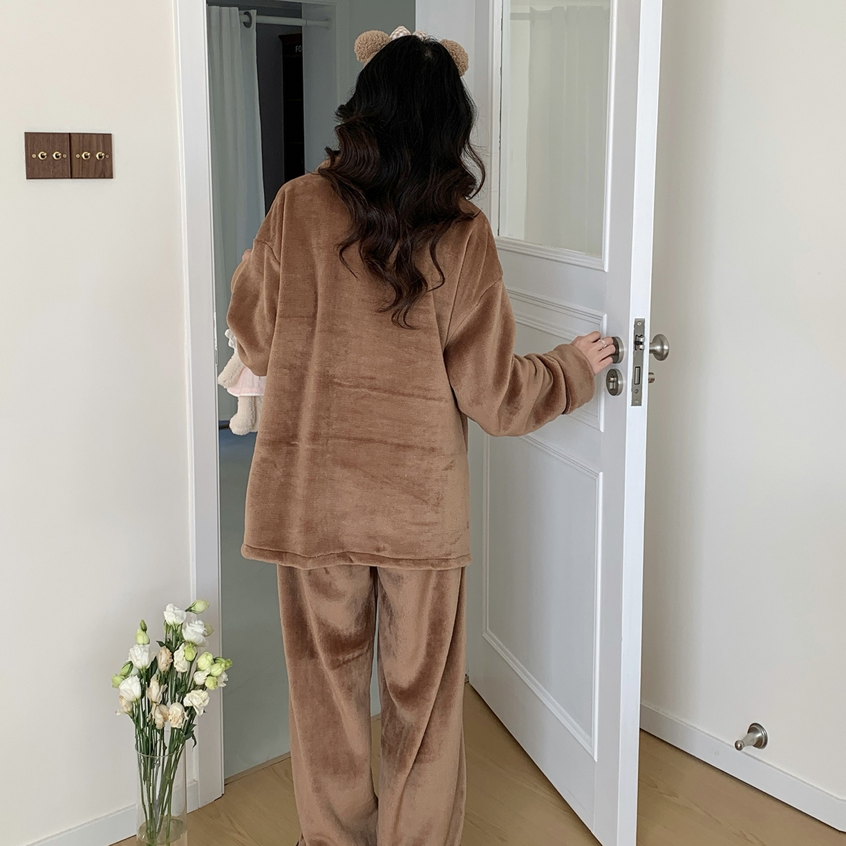 91家纺网 家纺一手货源 找家纺 多乐娜 2025新款奶芙绒家居服 （会员拿货-5元，控价最低零售价128元起！） 男款-可可棕