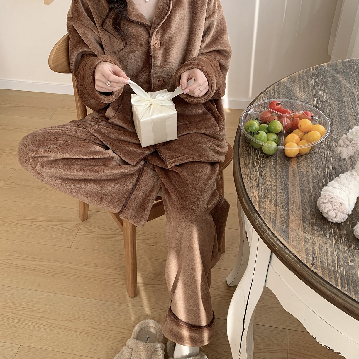 91家纺网 家纺一手货源 找家纺 多乐娜 2025新款奶芙绒家居服 （会员拿货-5元，控价最低零售价128元起！） 男款-可可棕