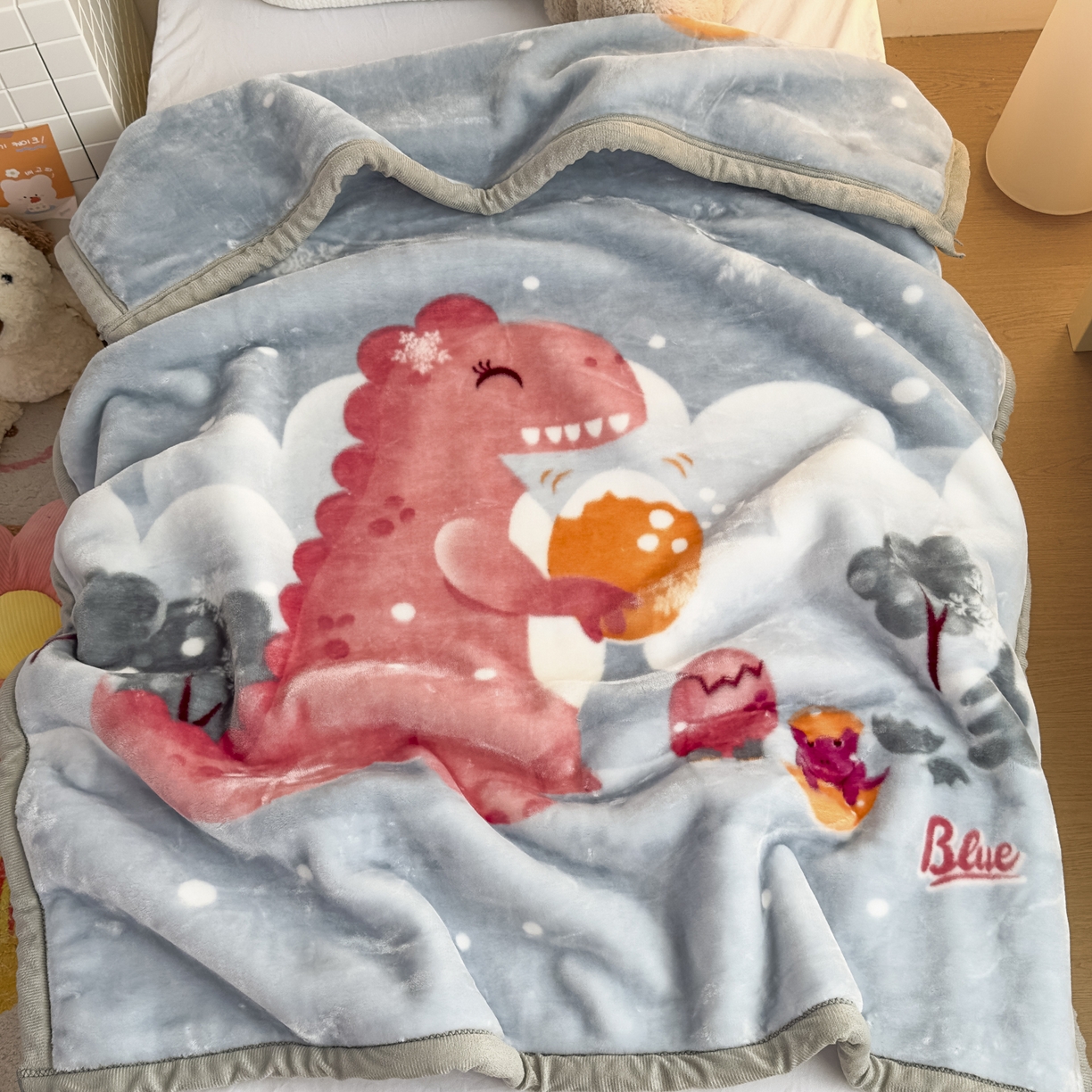 91家纺网 家纺一手货源 找家纺 爱彼家纺 2025冬季新款拉舍尔童毯毛毯毯子-系列二 拉舍尔童毯-冰雪恐龙05绿灰