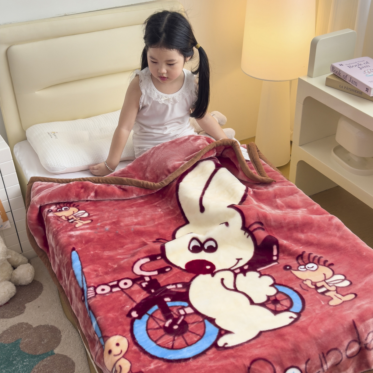 91家纺网 家纺一手货源 找家纺 爱彼家纺 2025冬季新款拉舍尔童毯毛毯毯子-系列二 拉舍尔童毯-01宝妈带娃