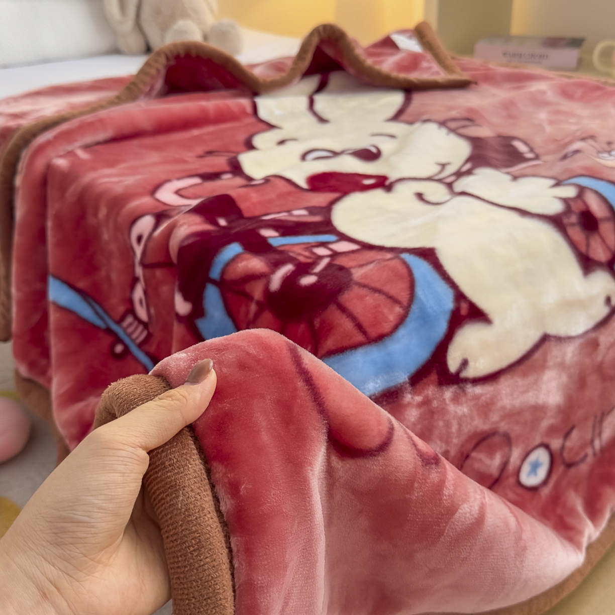 91家纺网 家纺一手货源 找家纺 爱彼家纺 2025冬季新款拉舍尔童毯毛毯毯子-系列二 拉舍尔童毯-01宝妈带娃