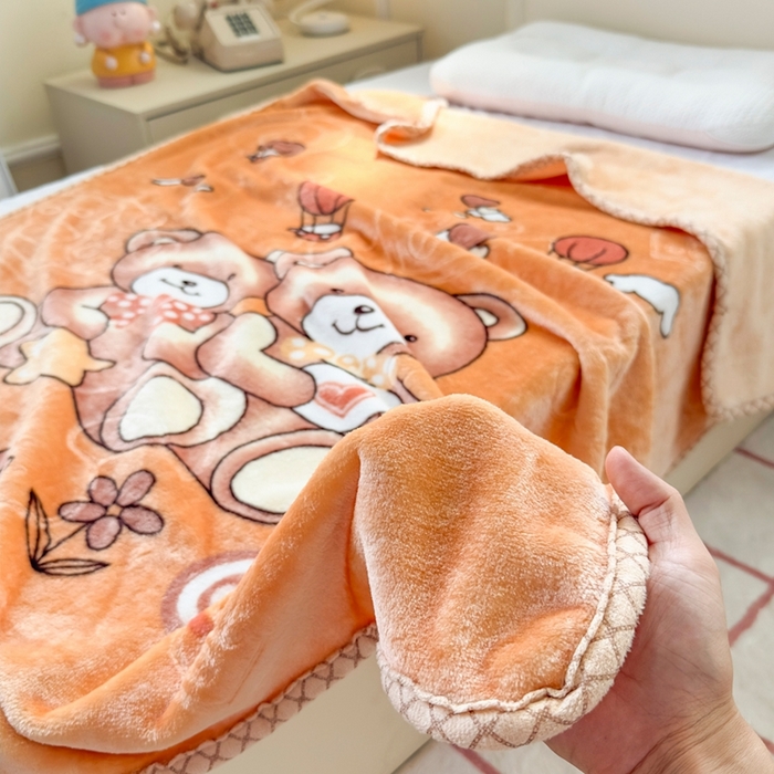 91家纺网 家纺一手货源 找家纺 爱彼家纺 2025新款拉舍尔单层云绒保暖柔软童毯盖毯毯子-系列三 单层云绒童毯-快乐小熊-浅咖