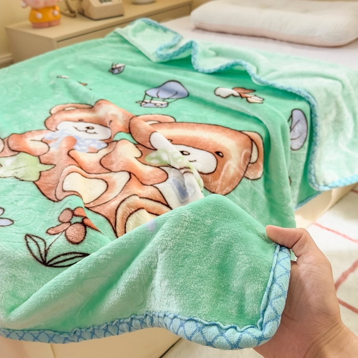 91家纺网 家纺一手货源 找家纺 爱彼家纺 2025新款拉舍尔单层云绒保暖柔软童毯盖毯毯子-系列三 单层云绒童毯-快乐小熊-绿