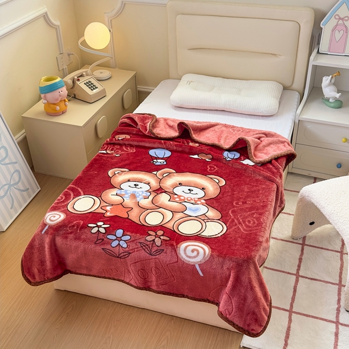 91家纺网 家纺一手货源 找家纺 爱彼家纺 2025新款拉舍尔单层云绒保暖柔软童毯盖毯毯子-系列三 单层云绒童毯-快乐小熊-玖红