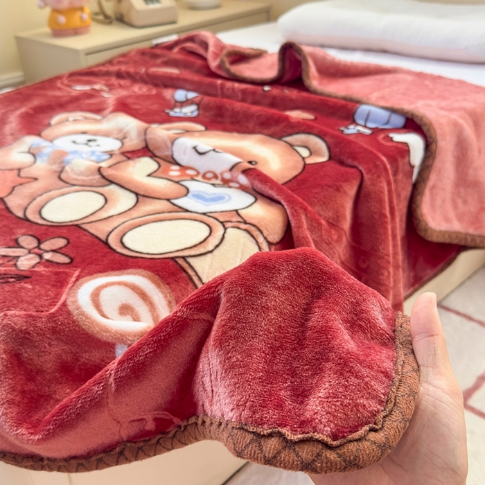 91家纺网 家纺一手货源 找家纺 爱彼家纺 2025新款拉舍尔单层云绒保暖柔软童毯盖毯毯子-系列三 单层云绒童毯-快乐小熊-玖红