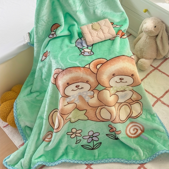 91家纺网 家纺一手货源 找家纺 爱彼家纺 2025新款拉舍尔单层云绒保暖柔软童毯盖毯毯子-系列三 单层云绒童毯-快乐小熊-绿