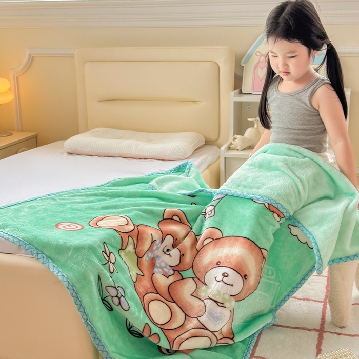 91家纺网 家纺一手货源 找家纺 爱彼家纺 2025新款拉舍尔单层云绒保暖柔软童毯盖毯毯子-系列三 单层云绒童毯-快乐小熊-绿