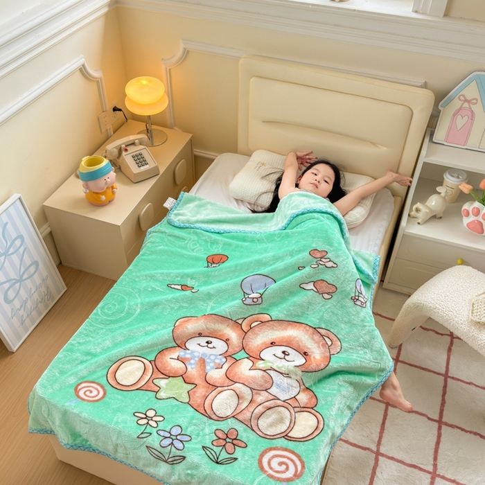 91家纺网 家纺一手货源 找家纺 爱彼家纺 2025新款拉舍尔单层云绒保暖柔软童毯盖毯毯子-系列三 单层云绒童毯-快乐小熊-绿