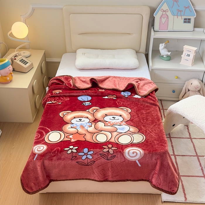 91家纺网 家纺一手货源 找家纺 爱彼家纺 2025新款拉舍尔单层云绒保暖柔软童毯盖毯毯子-系列三 单层云绒童毯-快乐小熊-玖红