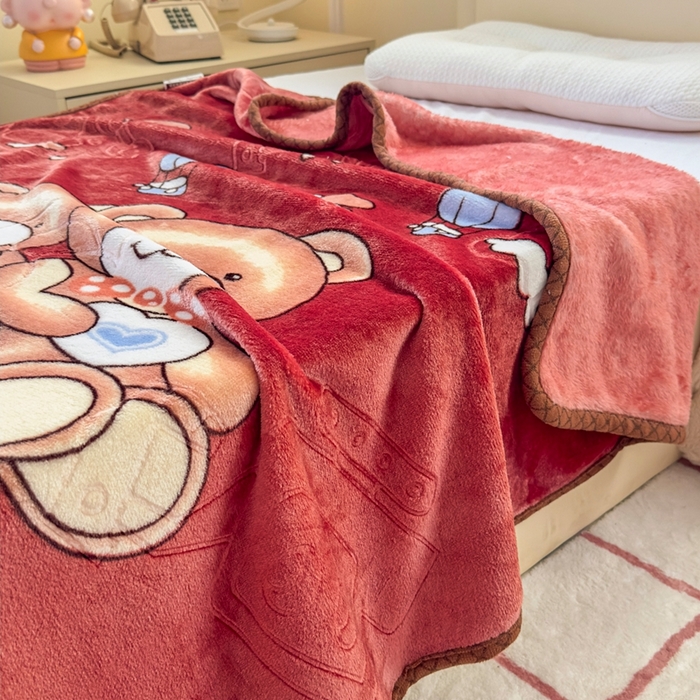 91家纺网 家纺一手货源 找家纺 爱彼家纺 2025新款拉舍尔单层云绒保暖柔软童毯盖毯毯子-系列三 单层云绒童毯-快乐小熊-玖红