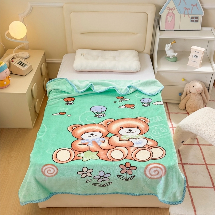 91家纺网 家纺一手货源 找家纺 爱彼家纺 2025新款拉舍尔单层云绒保暖柔软童毯盖毯毯子-系列三 单层云绒童毯-快乐小熊-绿