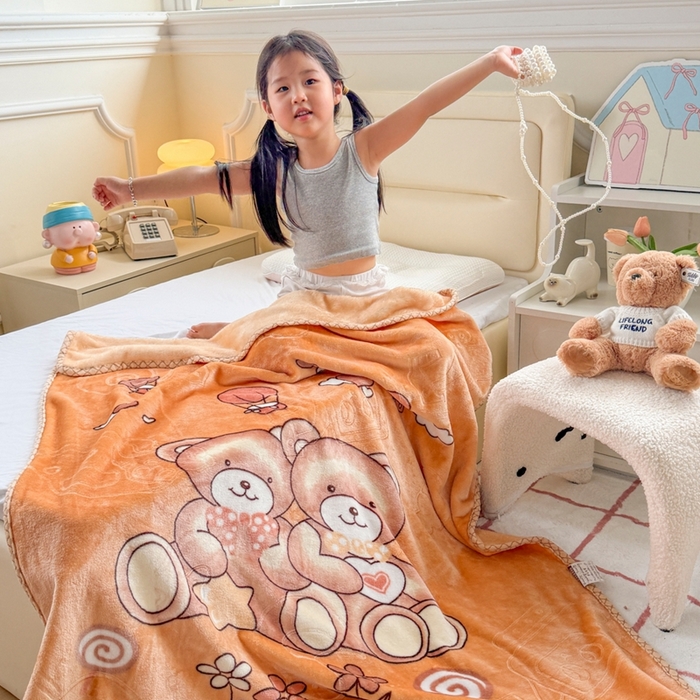 91家纺网 家纺一手货源 找家纺 爱彼家纺 2025新款拉舍尔单层云绒保暖柔软童毯盖毯毯子-系列三 单层云绒童毯-快乐小熊-浅咖