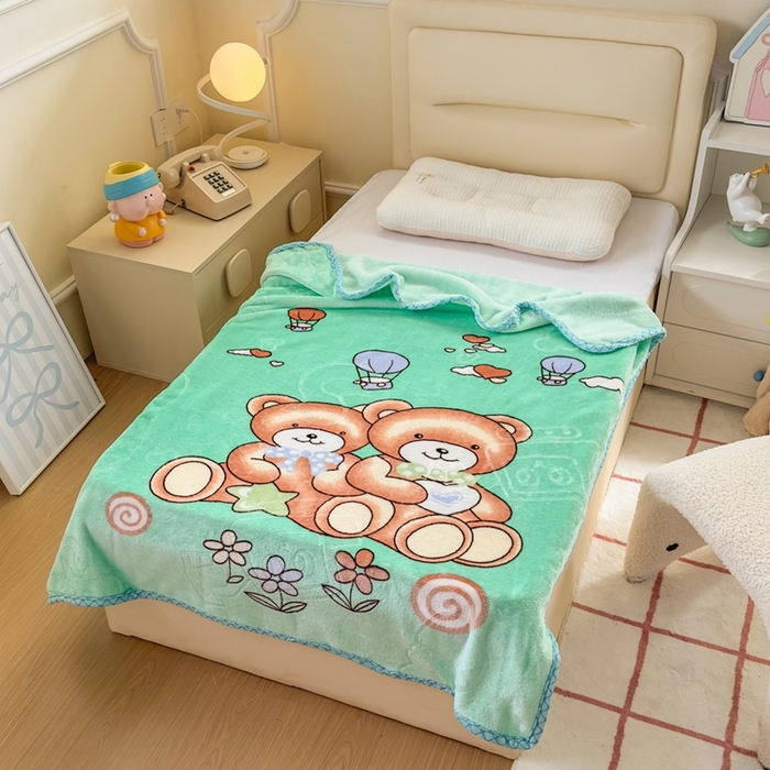 91家纺网 家纺一手货源 找家纺 爱彼家纺 2025新款拉舍尔单层云绒保暖柔软童毯盖毯毯子-系列三 单层云绒童毯-快乐小熊-绿