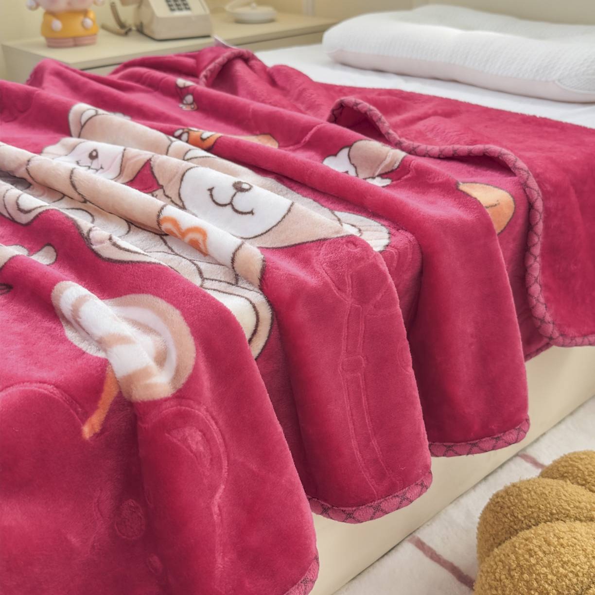 91家纺网 家纺一手货源 找家纺 爱彼家纺 2025新款拉舍尔单层云绒保暖柔软童毯盖毯毯子-系列三 单层云绒童毯-快乐小熊-红