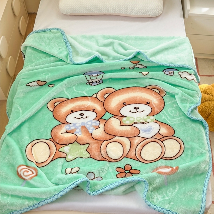 91家纺网 家纺一手货源 找家纺 爱彼家纺 2025新款拉舍尔单层云绒保暖柔软童毯盖毯毯子-系列三 单层云绒童毯-快乐小熊-绿