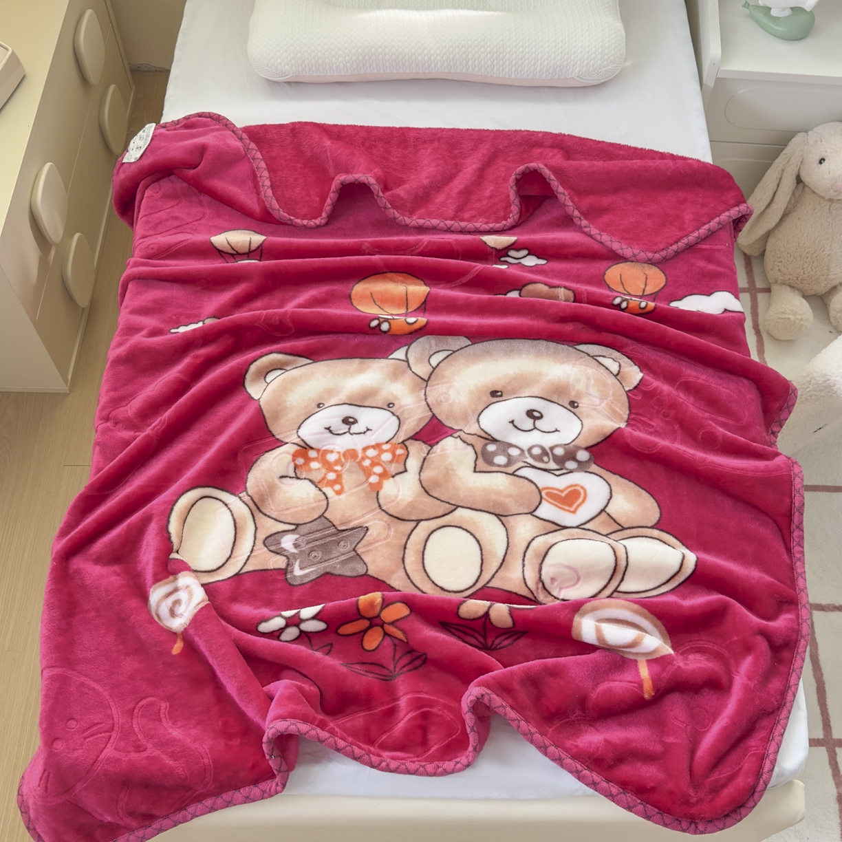 91家纺网 家纺一手货源 找家纺 爱彼家纺 2025新款拉舍尔单层云绒保暖柔软童毯盖毯毯子-系列三 单层云绒童毯-快乐小熊-红