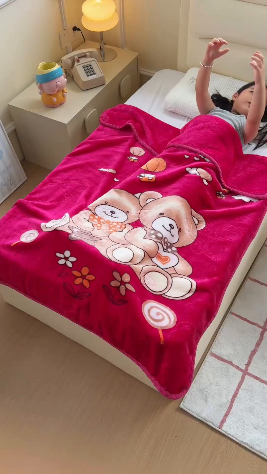 91家纺网 家纺一手货源 找家纺 爱彼家纺 2025新款拉舍尔单层云绒保暖柔软童毯盖毯毯子-系列三 单层云绒童毯-快乐小熊-红