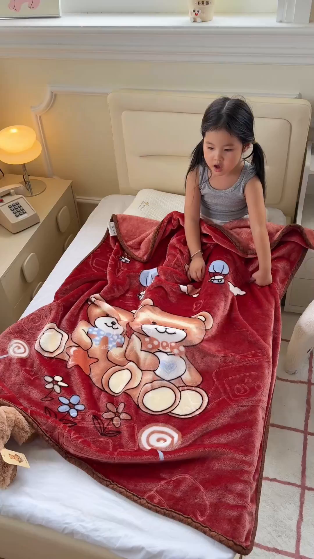 91家纺网 家纺一手货源 找家纺 爱彼家纺 2025新款拉舍尔单层云绒保暖柔软童毯盖毯毯子-系列三 单层云绒童毯-快乐小熊-玖红
