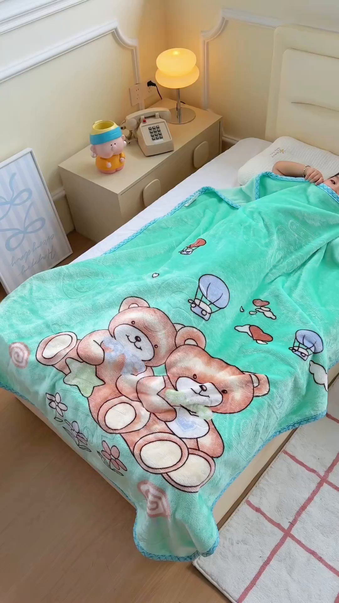 91家纺网 家纺一手货源 找家纺 爱彼家纺 2025新款拉舍尔单层云绒保暖柔软童毯盖毯毯子-系列三 单层云绒童毯-快乐小熊-绿