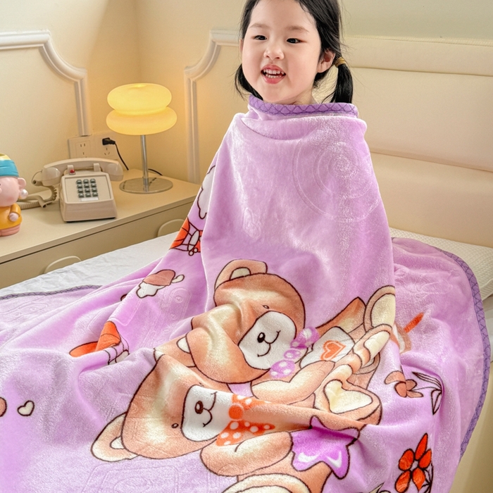 91家纺网 家纺一手货源 找家纺 爱彼家纺 2025新款拉舍尔单层云绒保暖柔软童毯盖毯毯子-系列三 单层云绒童毯-快乐小熊-紫