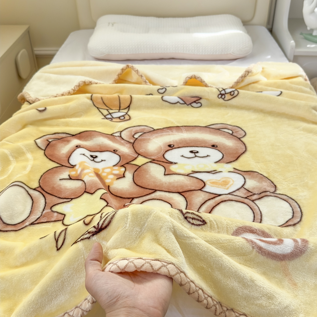 91家纺网 家纺一手货源 找家纺 爱彼家纺 2025新款拉舍尔单层云绒保暖柔软童毯盖毯毯子-系列三 单层云绒童毯-快乐小熊-黄